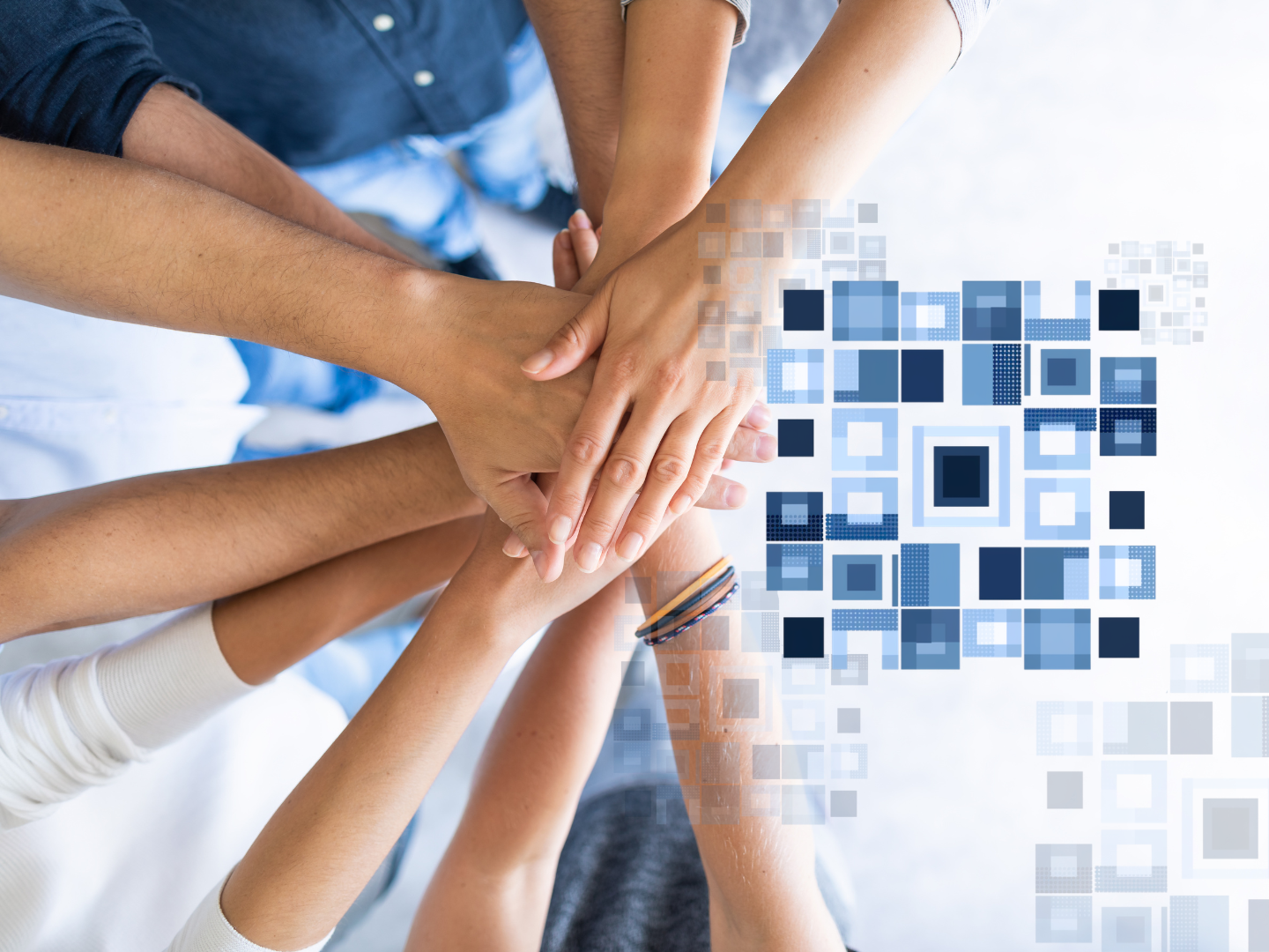 Manos anónimas sosteniendo códigos QR